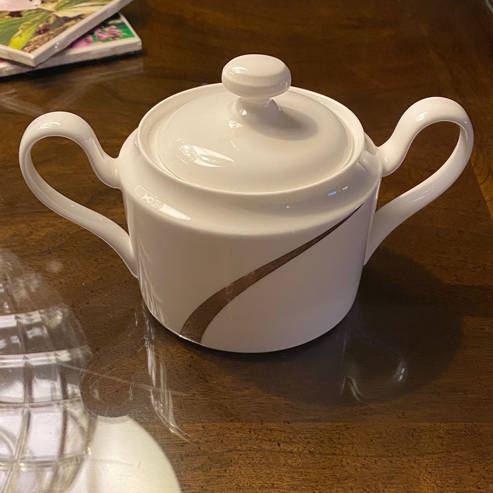 Oneida Heirloom Collection Bone China in Cream